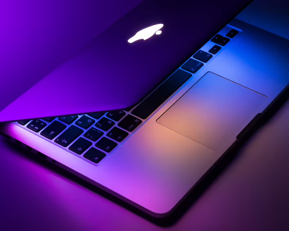 MacBook su una scrivania da lavoro