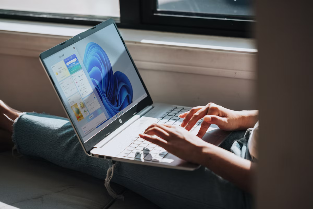 Persona che utilizza un computer con Windows 11